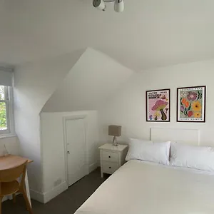 Apartment Beautiful Flat In Bow, London